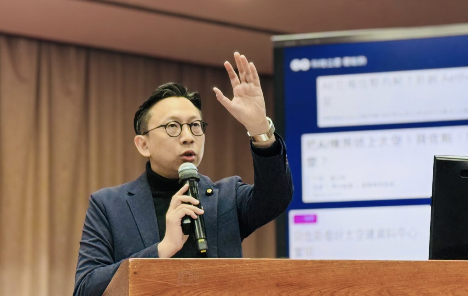 葛如鈞指出,在全球 AI 運算能力高速競逐的當下,各國早已以「算力表現(PetaFLOPS)」作為核心指標,台灣卻仍停留在僅談「耗電量(MegaWatt)」。(圖/葛如鈞國會辦公室)