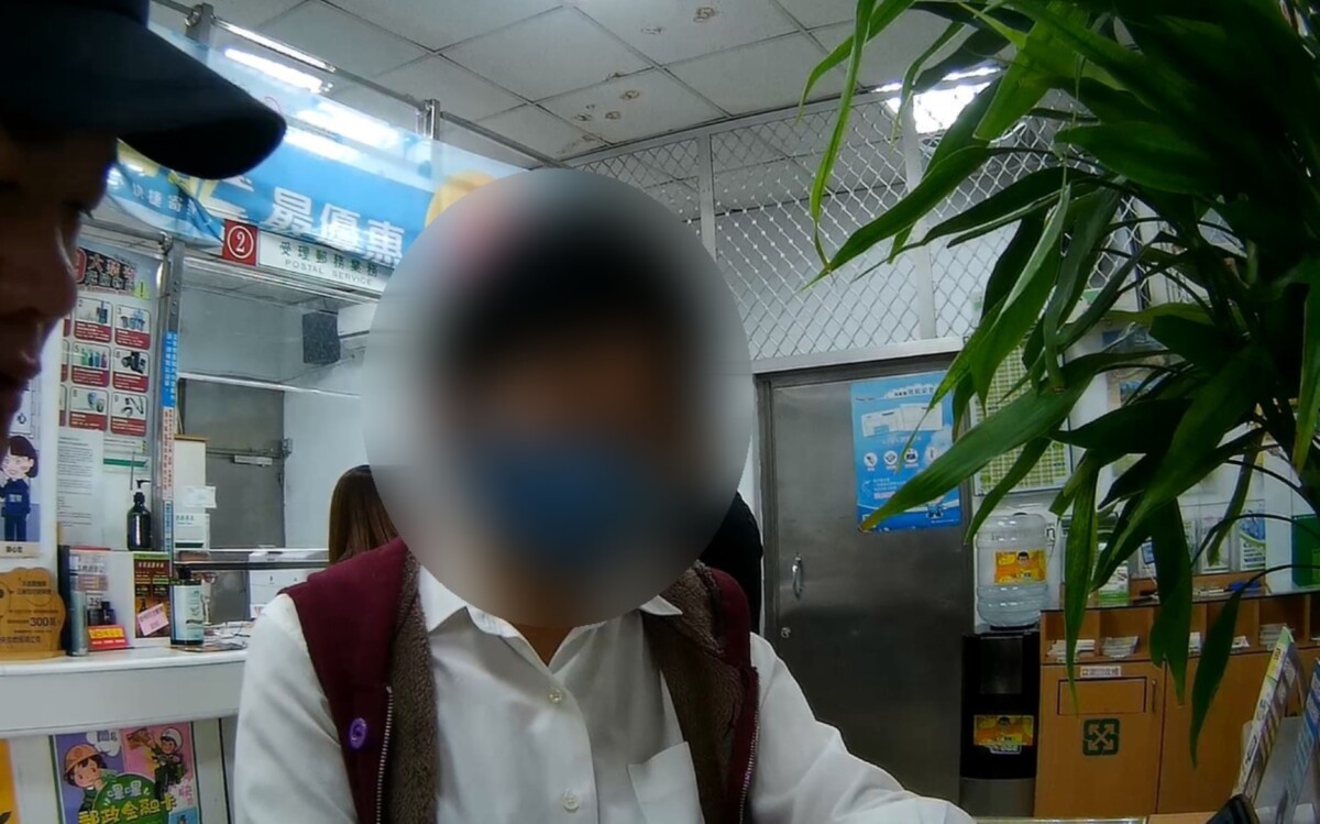 ▲婦人誤解網路影片內容，以為年金帳戶即將遭凍結，急忙趕往郵局準備將存款全數提領。