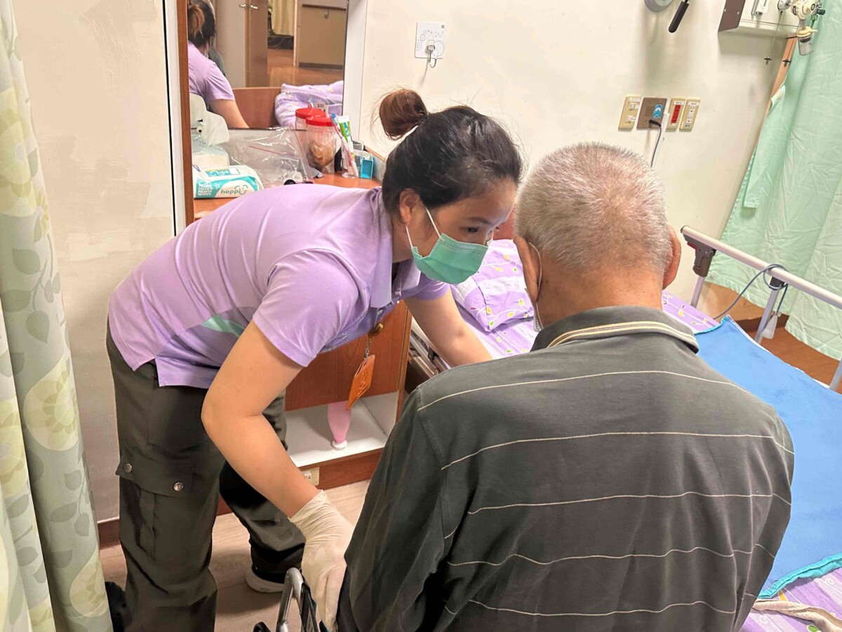 ▲越南籍照顧服務員胡氏鶯用耐心、真心來照顧迦南護理之家住民，獲機構肯定，更憑著多年的努力，取得「中階技術人員」資格。