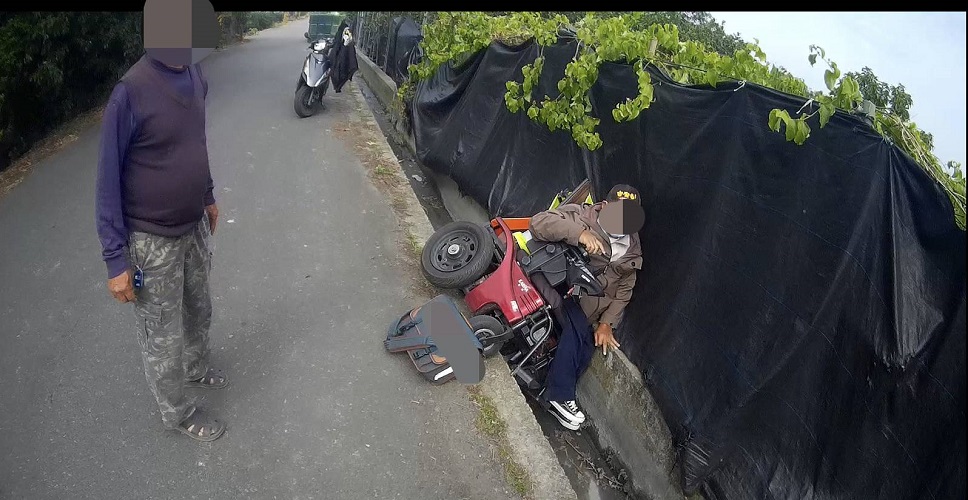 ▲危急時刻見真情,斗六警即時救援受困老翁。(記者劉春生攝)