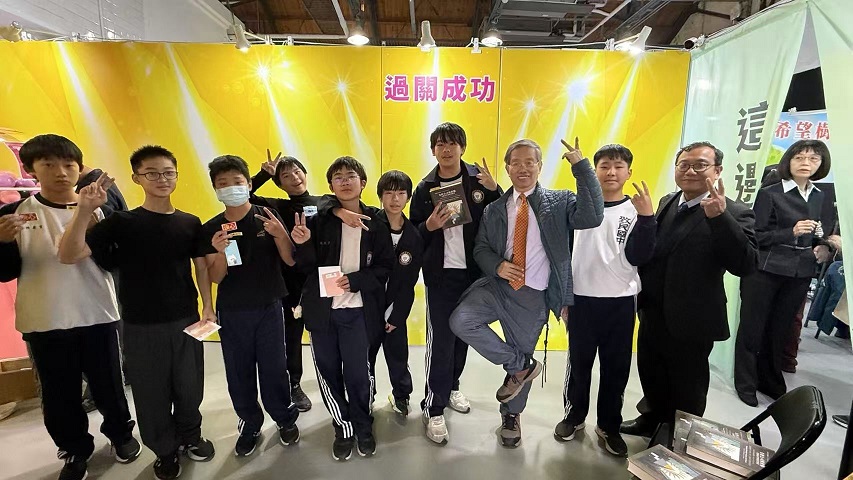 ▲陳志龍教授引導苗栗縣立致民國民中學學生體驗1219密室逃脫。