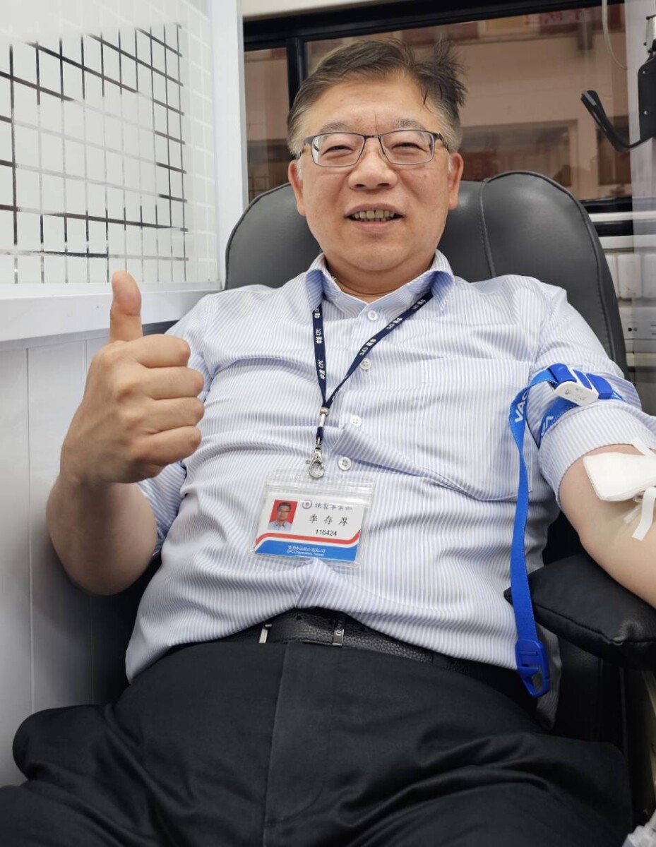 ▲中油煉製事業部季存厚執行長一同挽袖捐血