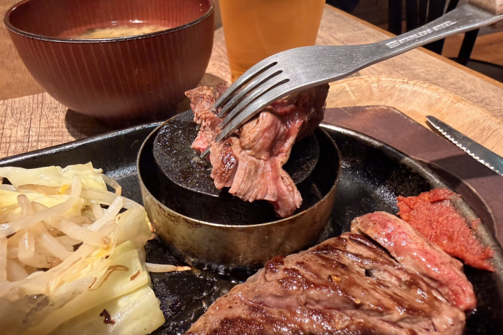 大口吃肉!隱藏在大阪梅田地下超市的超平價牛排館