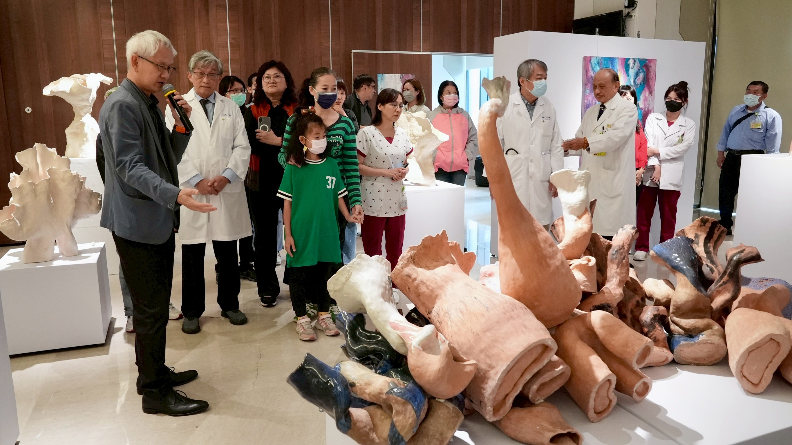 （有影片）／鄭良珊醫師個展開展　刀鋒與窯火間呈現生命裂縫與重生