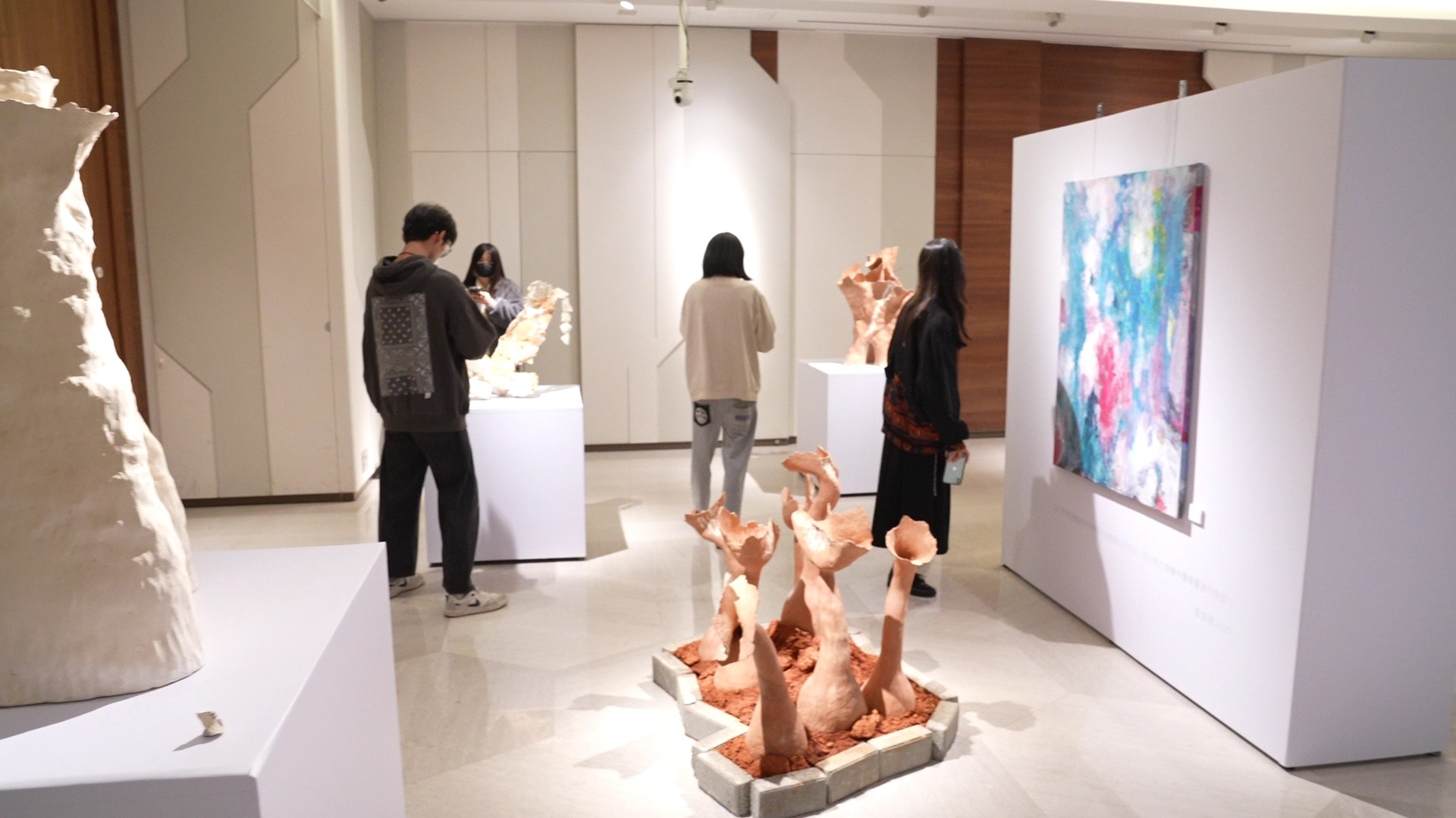（有影片）／鄭良珊醫師個展開展　刀鋒與窯火間呈現生命裂縫與重生 - https://www.watchmedia01.com