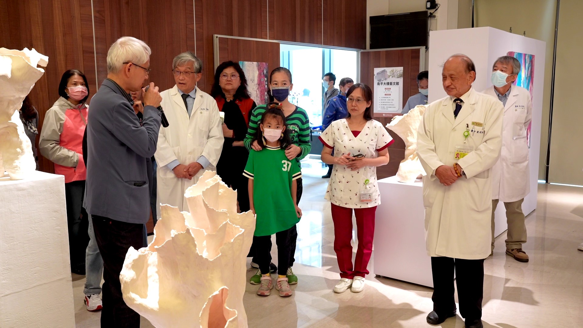 （有影片）／鄭良珊醫師個展開展　刀鋒與窯火間呈現生命裂縫與重生 - https://www.watchmedia01.com