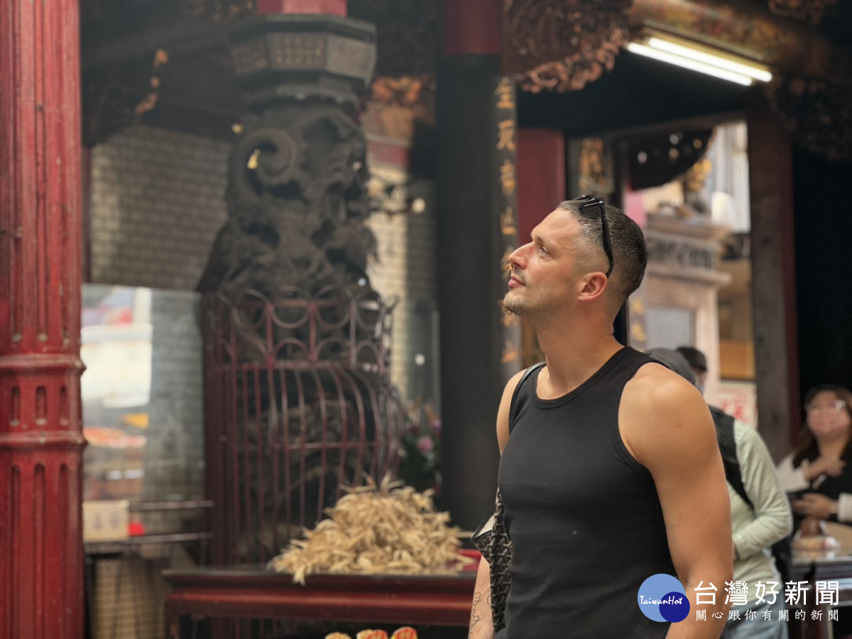 Lukas 走訪新竹都城隍廟，認識傳統木作、石雕及廟宇藝術特色。