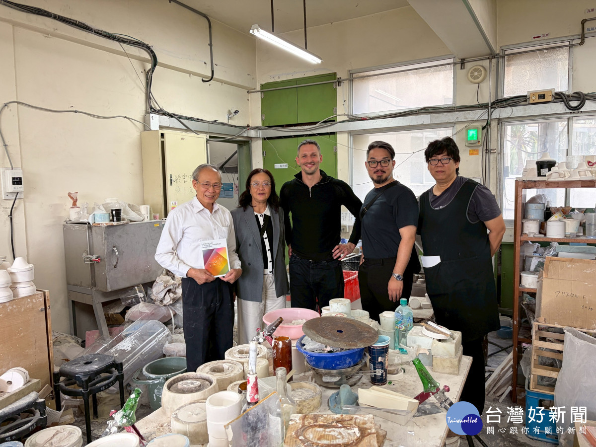 .Lukas 走訪清華大學藝術與設計學系,與蕭銘芚老師互動交流。
