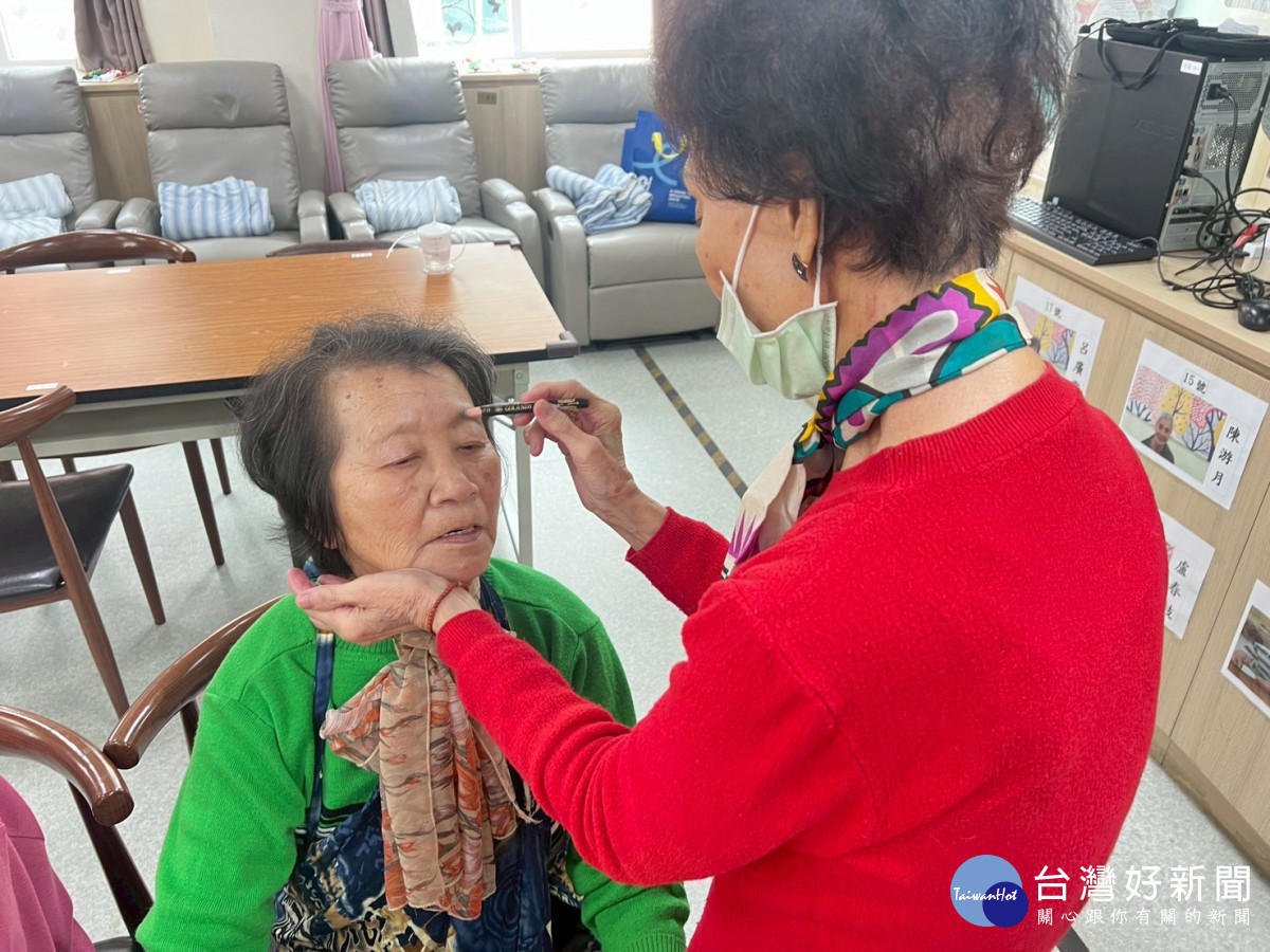 長輩們開心享受梳妝時光,笑容滿溢自信與魅力