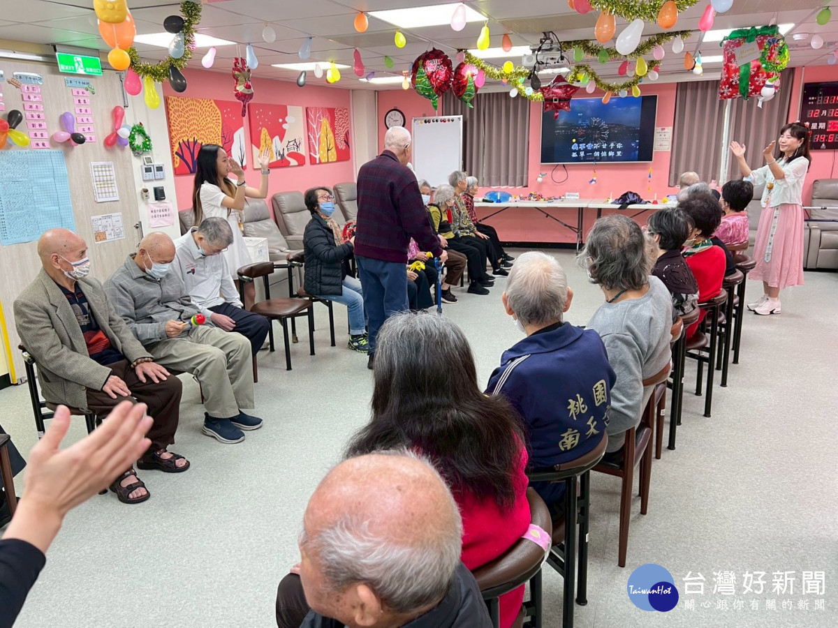 在時裝走秀與歡唱卡拉OK中,長輩們盡興表演,台下朋友熱情打拍子