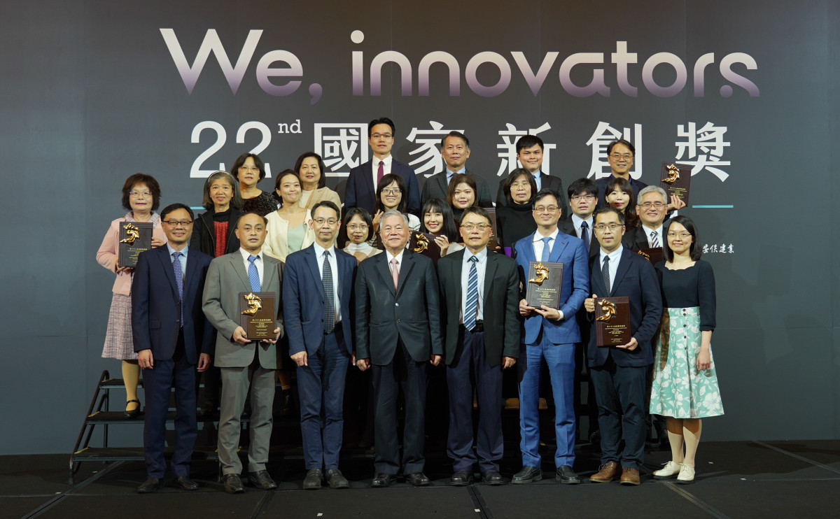 臺中榮總於第22屆國家新創獎共獲得15獎項肯定，獲獎團隊在副院長李政鴻(前排右4)帶領下北上領獎，並與授獎貴賓、總統府資政沈榮津(前排左4)一同合影。