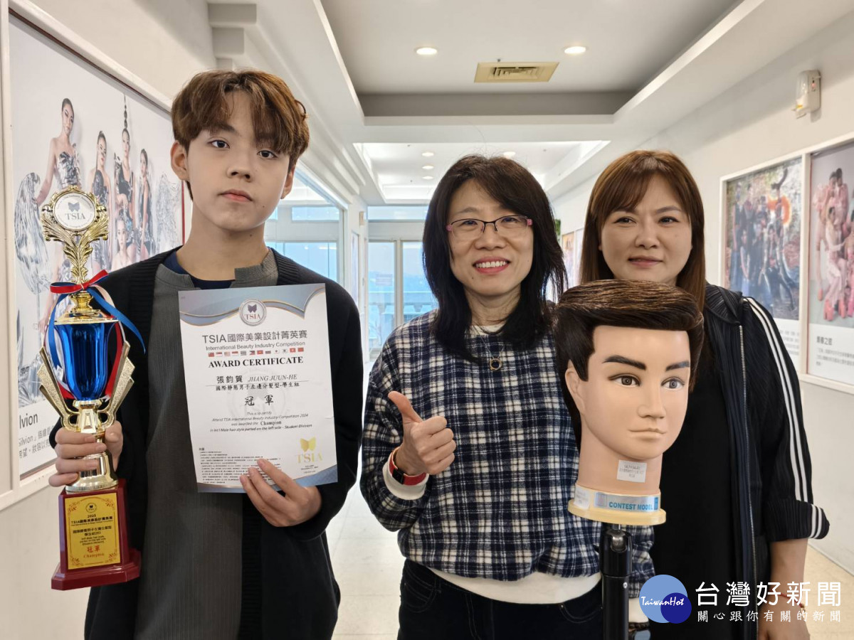 大二學生張鈞賀首次參賽，即在男子左邊分髮型項目中奪冠，為其專業學習歷程注入高度信心。圖／記者鄧富珍攝