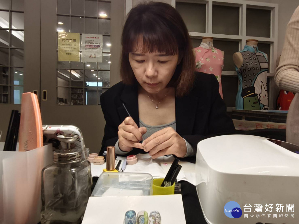 李美玲則在藝術花磚設計與沙龍粉雕項目中展現精湛技術與創意，獲得評審高度肯定。圖／記者鄧富珍攝