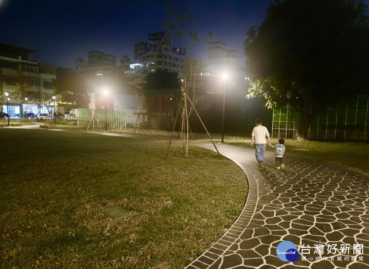 十甲公園設置充足夜間照明,讓民眾舒適體驗公園環境