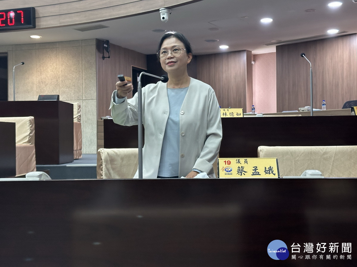 蔡孟娥議員要求環保局速處理廢棄油。（ 記者扶小萍攝）