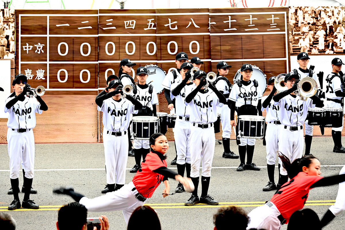 嘉義市南興國中管樂旗隊融入KANO元素。（圖／陳致愷攝影）
