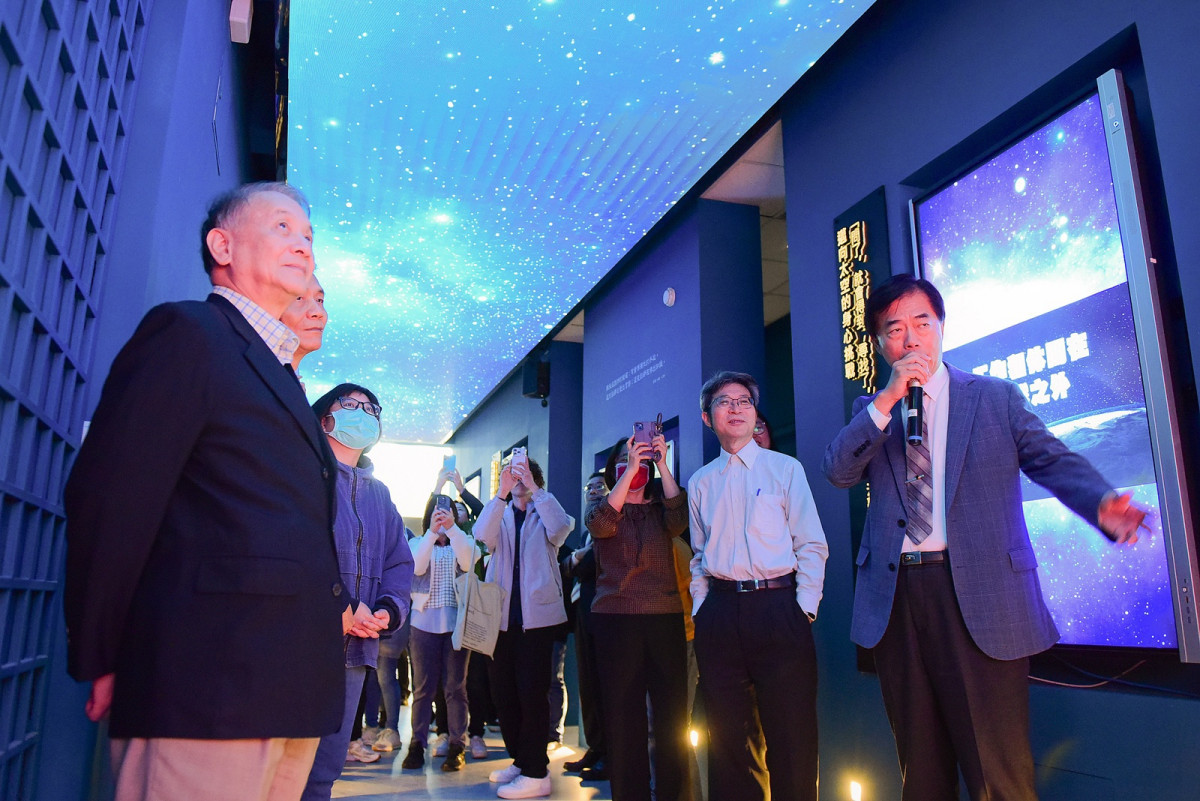 中原大學理學院「星空走廊」揭幕後,太空科技研究中心主任孫維新(右一)親自帶領貴賓參觀導覽。