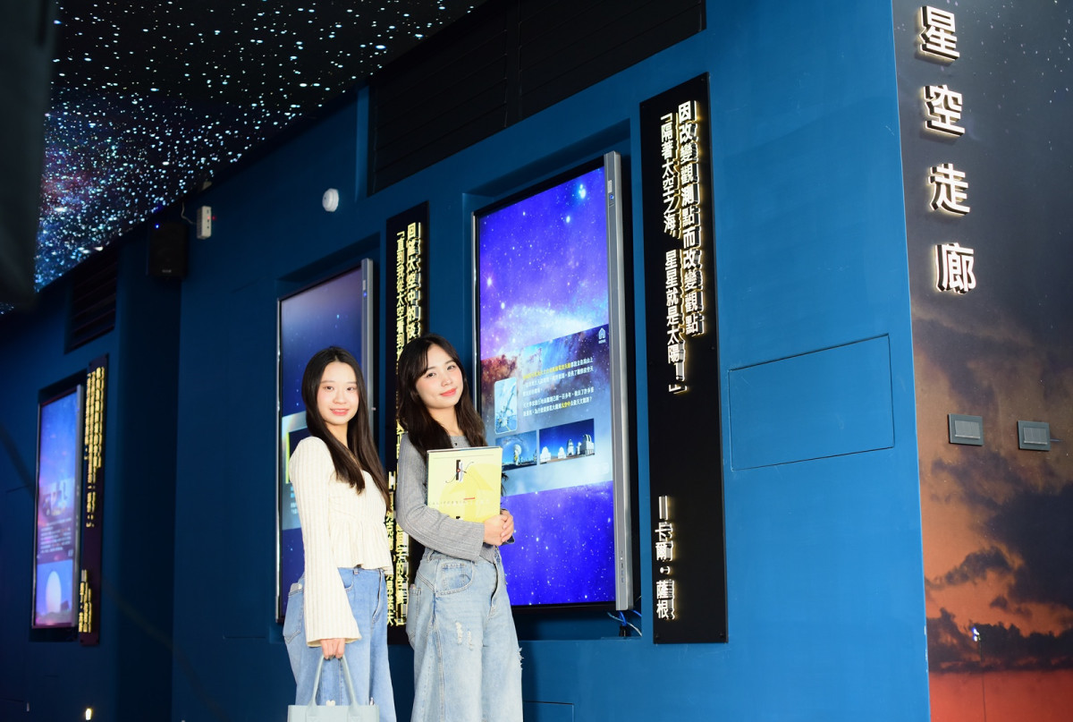 中原大學理學院「星空走廊」以高解析LED主屏幕搭配多面互動式豎屏,營造出彷彿置身宇宙星海的體驗環境。