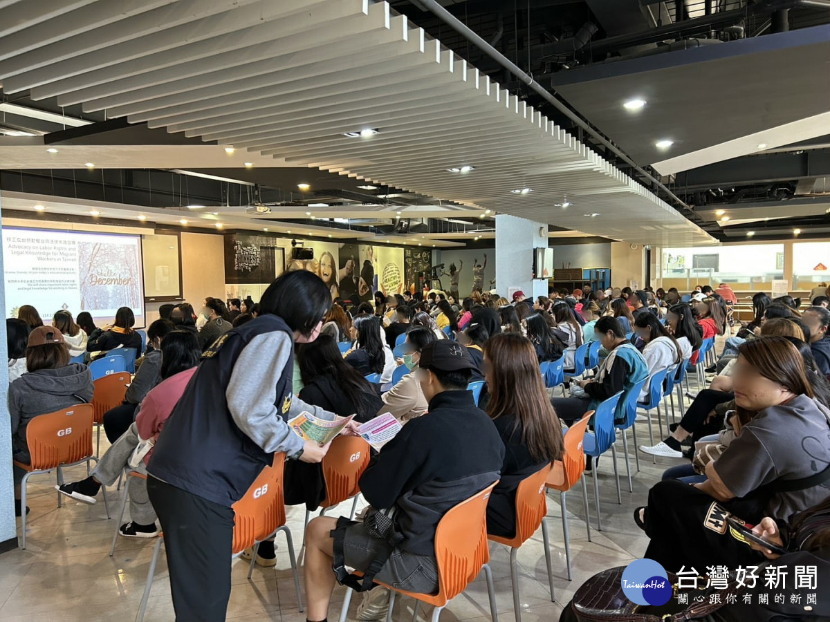 中壢警深入企業宣導,提醒移工守法自保、遠離犯罪。