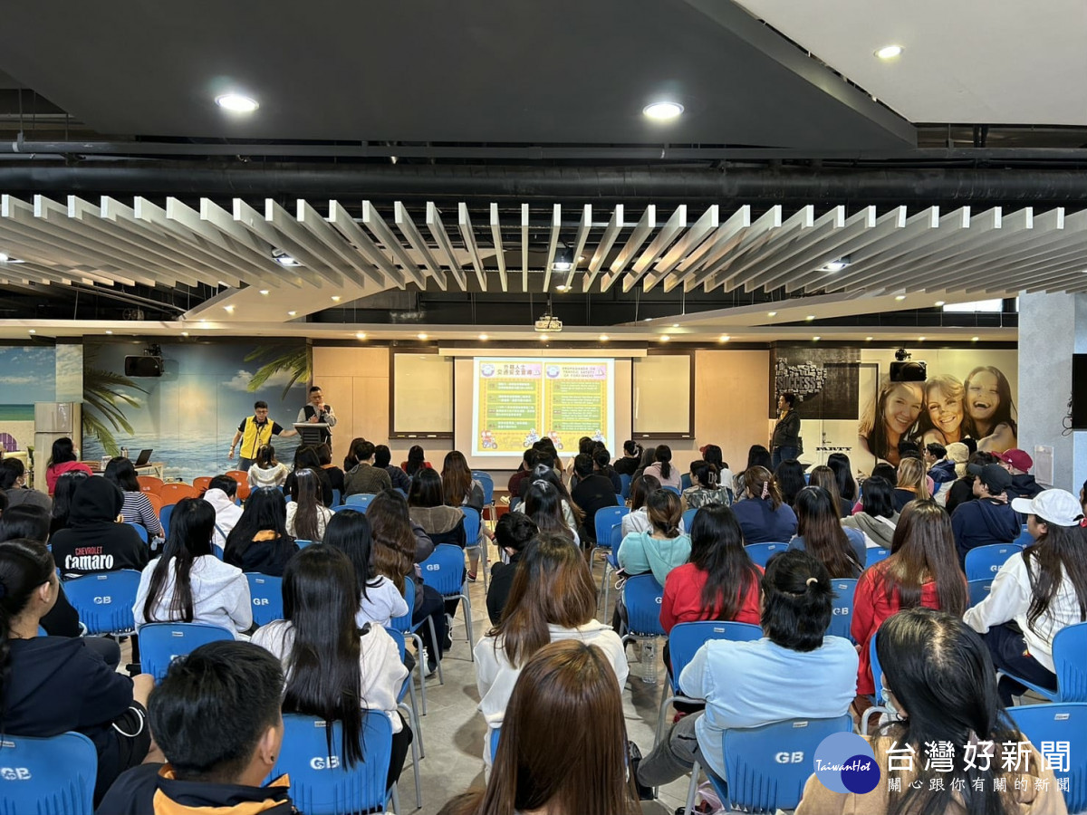 中壢警深入企業宣導,提醒移工守法自保、遠離犯罪。