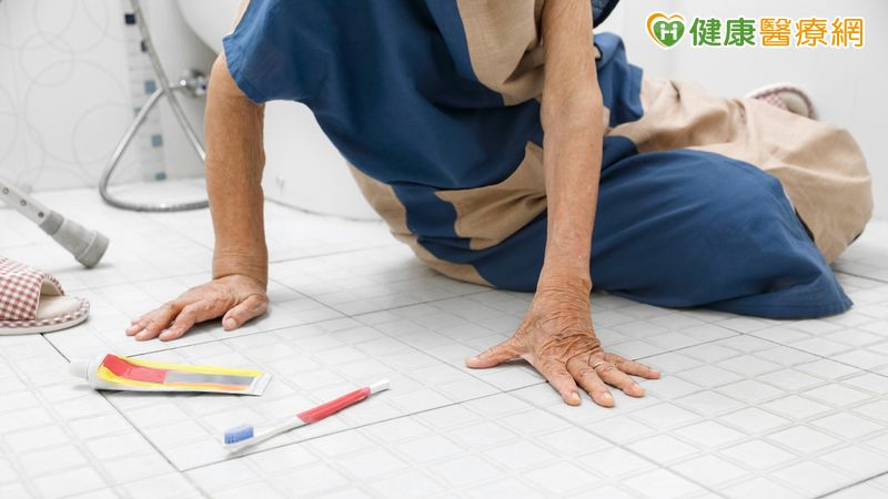 短短數週從能騎車到癱瘓!60歲婦胸椎腫瘤壓迫脊髓 緊急手術救回行動力
