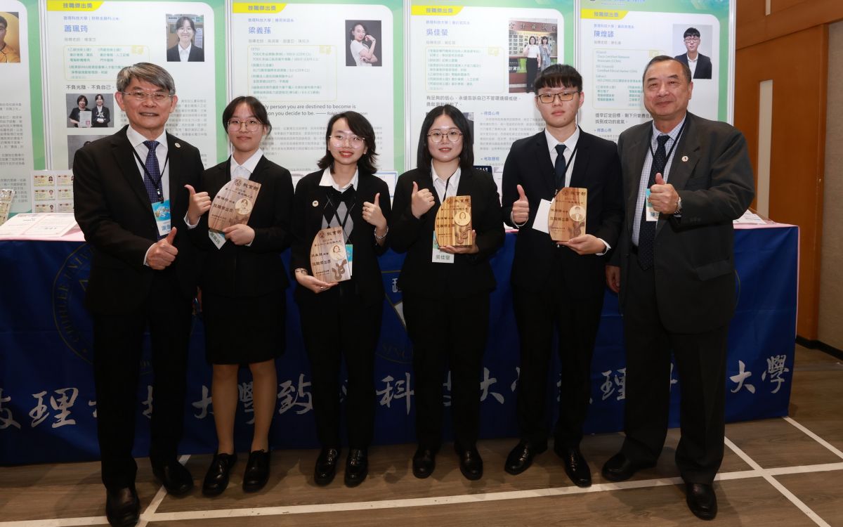 圖/致理科大4名學生榮獲技職之光證照達人,右起為校長陳珠龍、陳煌諺、吳佳螢、梁義蓀、蕭珮筠及副校長謝金賢。(致理科大提供)