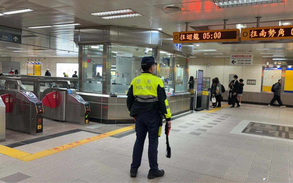圖/台北捷運19日晚間發生隨機傷人,新北市警察局新莊分局已於第一時間啟動應變作為,加強各捷運站的巡邏與警戒勤務。(新莊警好讚臉書)