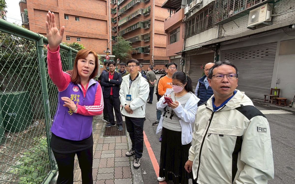 圖／為改善人車爭道的問題，劉美芳辦理現場會勘，實地檢視實踐路93巷的通行動線與交通盲點，研商可行的改善對策。（新北市議員劉美芳服務處提供）