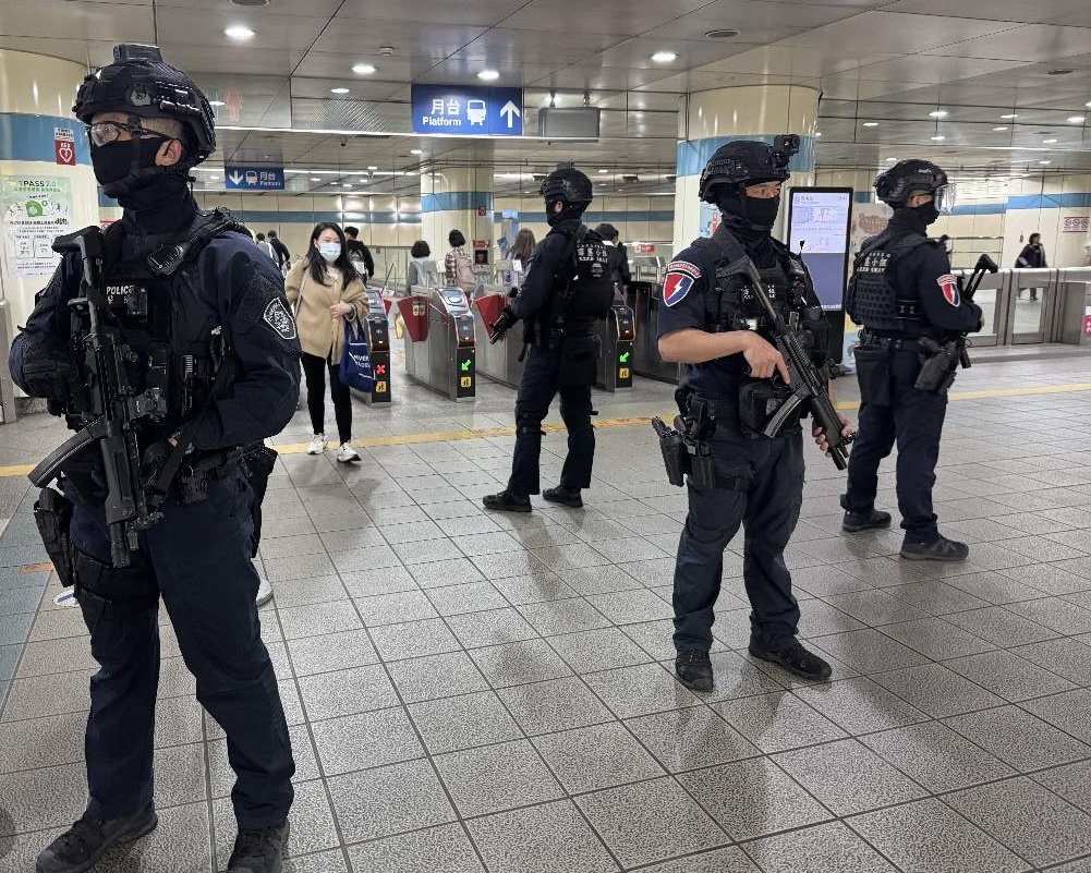 圖/新北警方已立即加強各捷運站、轉乘樞紐及人潮熱點巡邏,並配合捷運單位提升維安應變,確保站內外安全。(新北市政府警察局臉書)