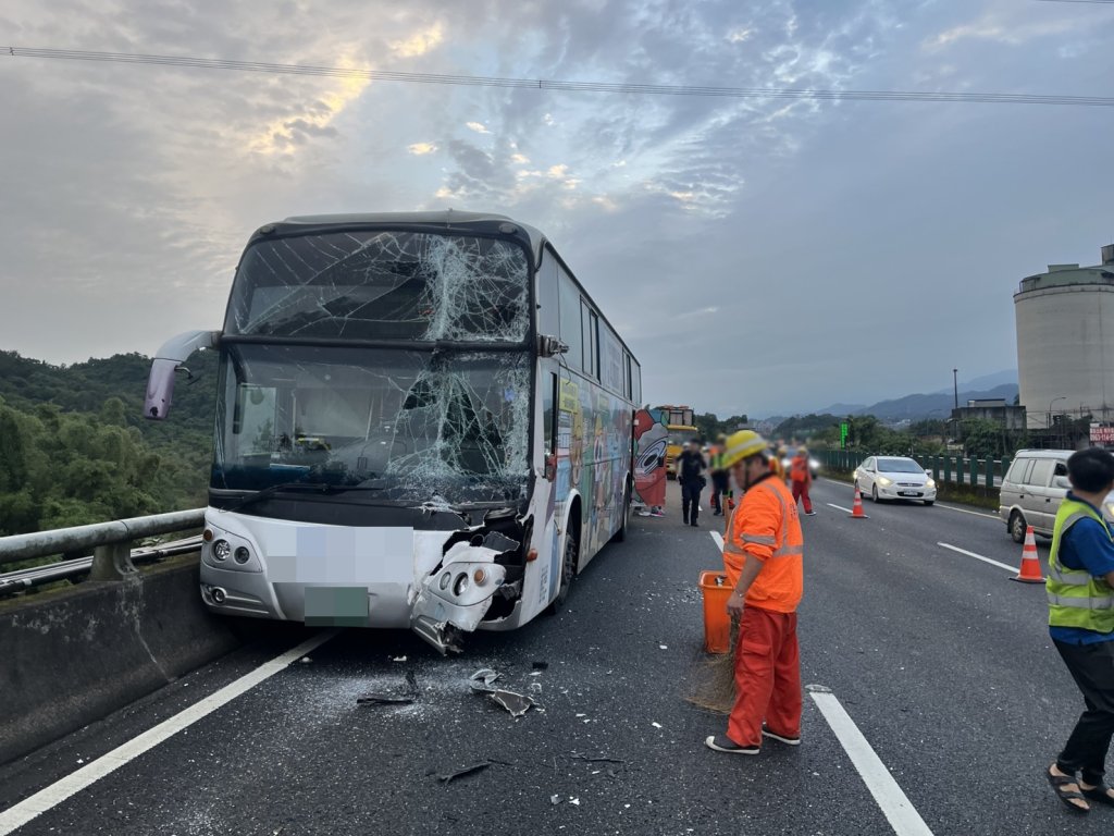 國道1號五堵段4車相撞! -國光客運6名乘客受傷送醫