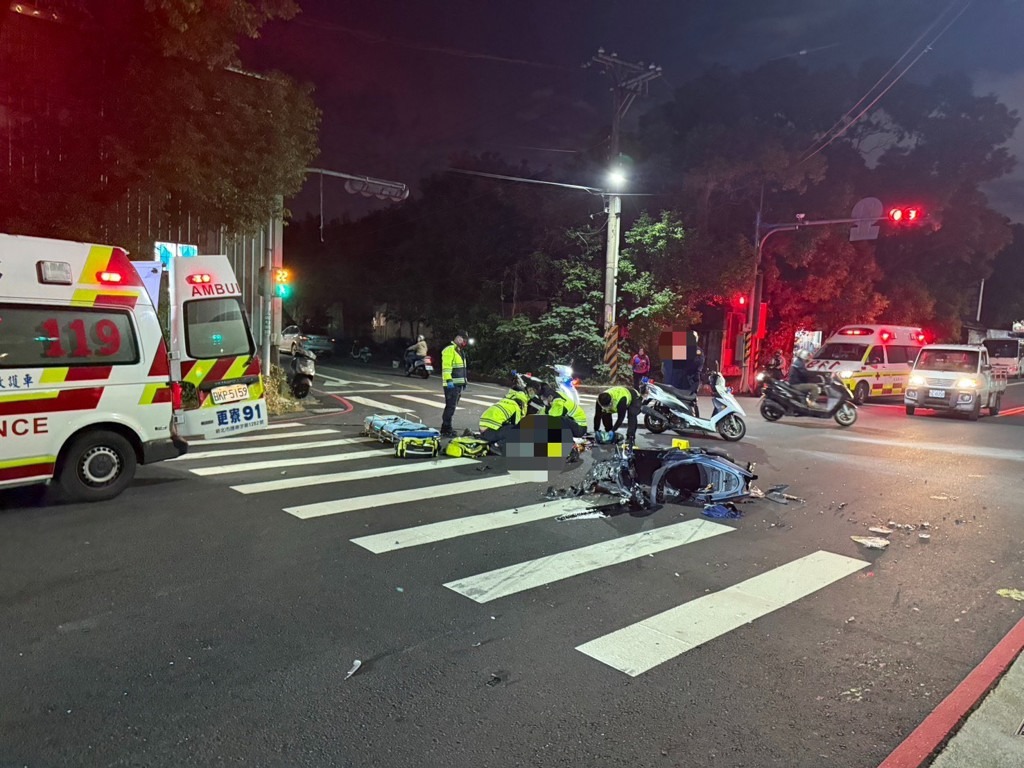 25歲吳姓男子騎乘機車行經中興路二段、水漾路三段路口時,與1輛左轉小客車發生激烈碰撞。吳男當場騰空噴飛重摔在地,醫護人員趕抵現場時已無呼吸心跳。