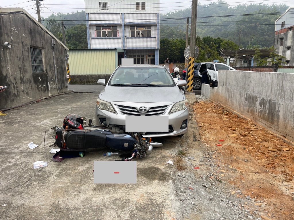 南投名間驚傳兇殺命案!-男子開車撞倒鄰居持水果刀殺死隨即自首