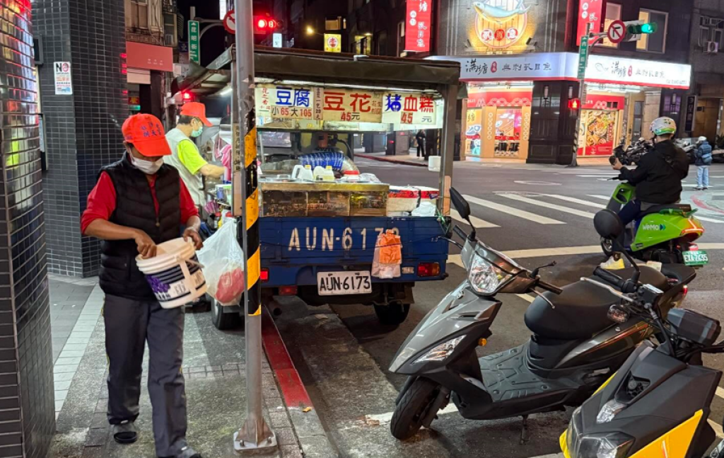 影/萬華臭豆腐餐車違停、倒餿水!民眾拍下po網引熱議 清潔隊獲報後開單