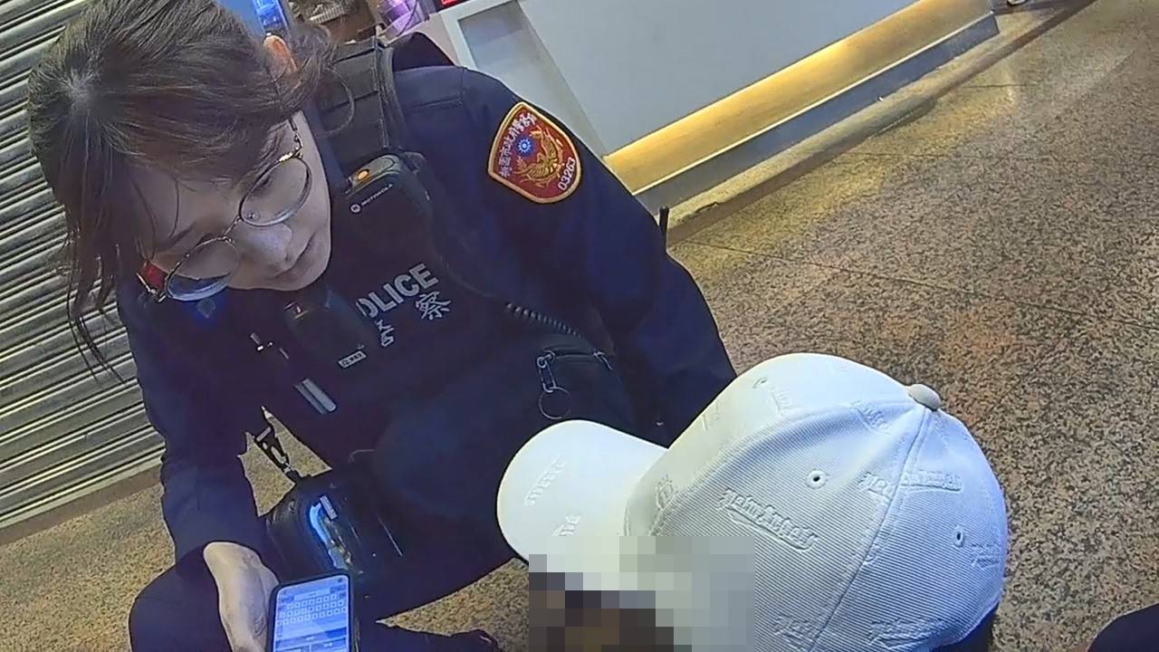 33歲徐姓男子一見到警察現身,自知身揹多項通緝,隨即心虛拔腿狂奔,終被3名員警合力包夾控制在地。