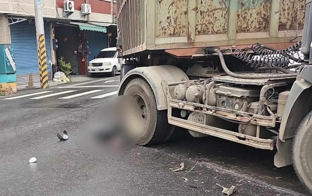 驚悚!轉彎車擊落直行騎士-他遭輾「骨折送醫」