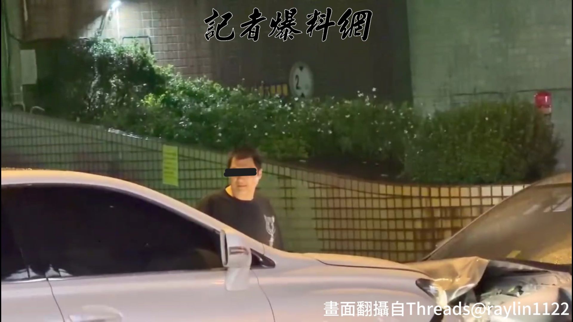 肇事的LEXUS休旅車車主一度將車打入倒車檔,在眾人圍觀下才肯下車。