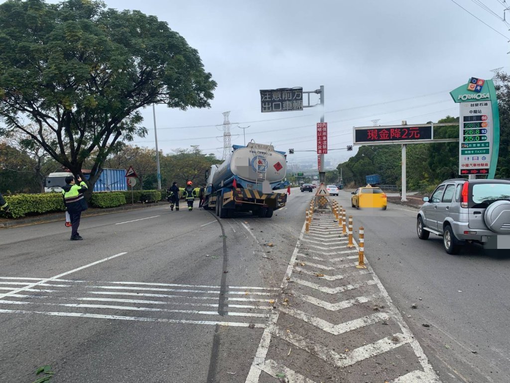 台中油罐車沒停好向下滑動自撞分隔島! 車頭毀損輪胎脫落駕駛受傷送醫