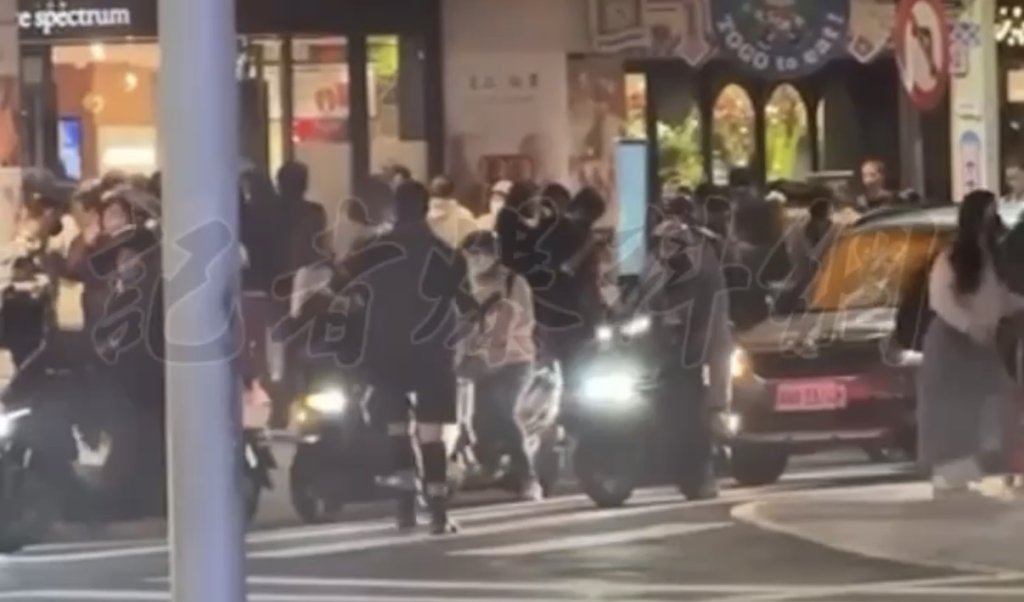 快訊/丟煙霧彈、持長刀砍人!恐怖男墜樓亡 已釀4命危9傷