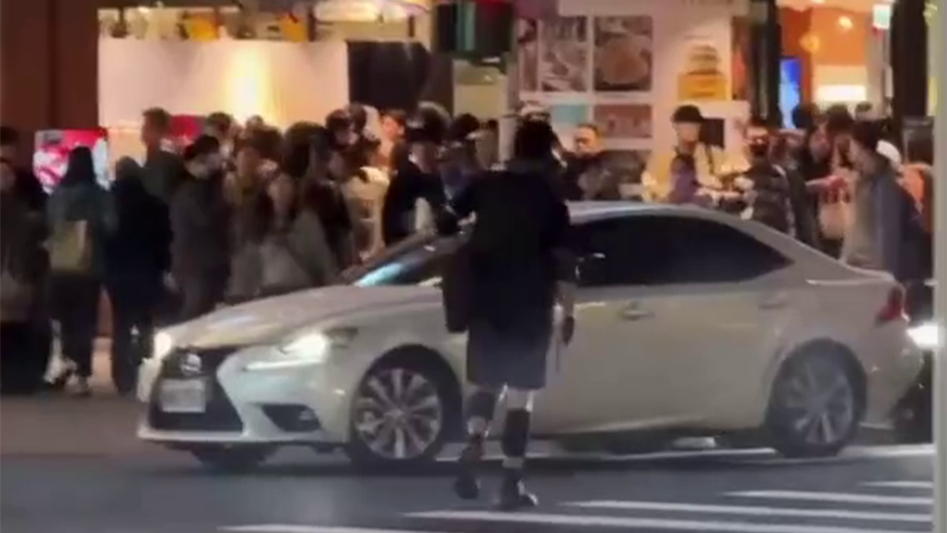 ▲恐攻男張文北車丟煙霧彈、闖百貨持刀傷人!釀4死5傷 身搜出4把刀+汽油彈(圖/民眾提供)
