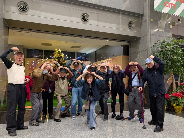 專車夜遊耶誕城 板橋榮家近百歲長輩樂如孩童 36 《圖說》板橋榮家長輩們在耶誕燈飾前開心比愛---裡面有三位百歲長輩。〈板橋榮家提供〉