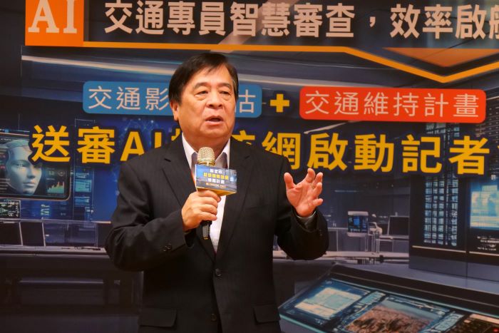 《圖說》新北市交通局長鍾鳴時表示，啟動AI交通專員審查交維交評作業時間將大幅縮短為半天。〈交通局提供〉