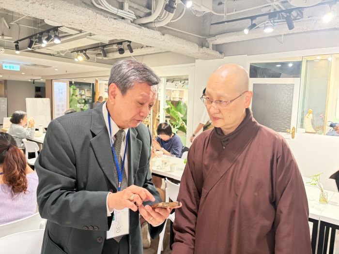 宗教交流重要里程碑 宗博館成和諧同行對話現場 24 《圖說》世界宗教博物館發展基金會執行長顯月法師與宗教代表交流。〈宗博館提供〉