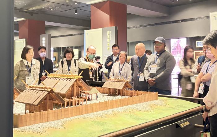 宗教交流重要里程碑 宗博館成和諧同行對話現場 26 《圖說》分組導覽,了解不同宗教建築。〈宗博館提供〉