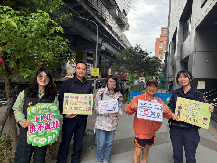 有獎徵答拉近距離 中和警高顏值所長防詐寓教於樂 42 《圖說》中和警犯罪預防團隊今日由秀山派出所所長陳正文〈左二〉帶領,於轄內景平捷運站做防騙宣導。〈中和分局提供〉