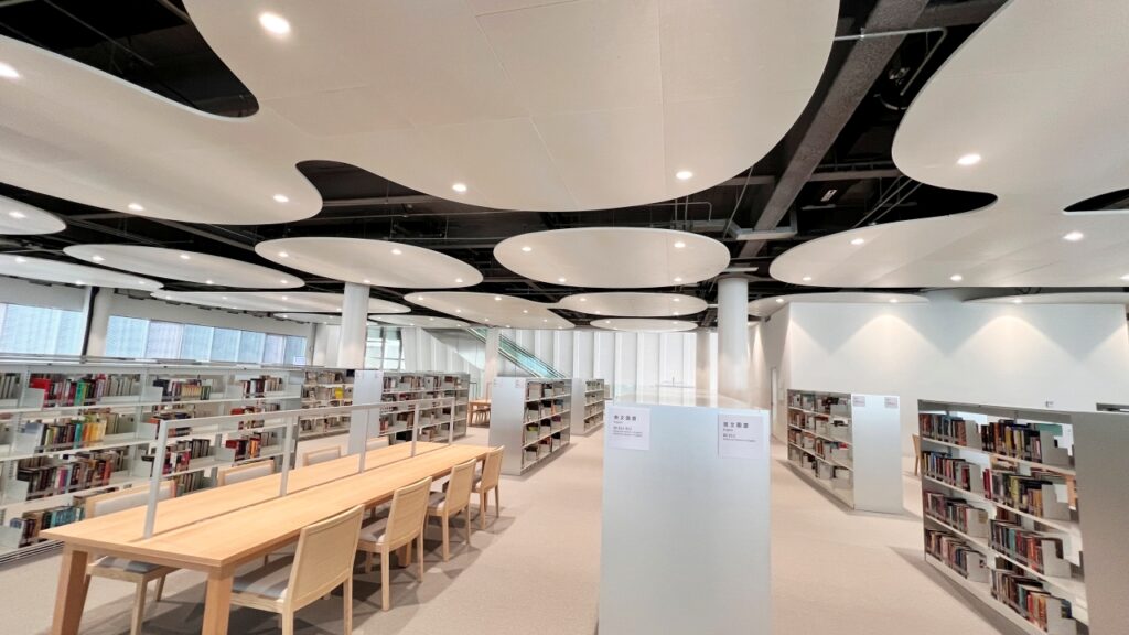 台中綠美圖「密集書庫」大揭密 46萬冊紙本藏書核心基地 33 %E5%85%B8%E8%97%8F%E6%96%BC%E5%AF%86%E9%9B%86%E6%9B%B8%E5%BA%AB%E5%9C%96%E6%9B%B8 %E9%81%A9%E6%99%82%E8%BC%AA%E6%9B%BF%E4%B8%8A%E6%9E%B6 %E8%AE%80%E8%80%85%E5%88%B0%E9%A4%A8%E9%81%87%E8%A6%8B%E4%B8%8D%E4%B8%80%E6%A8%A3%E5%9C%96%E6%9B%B8%E7%9A%84%E6%96%B0%E9%AE%AE%E6%84%9F