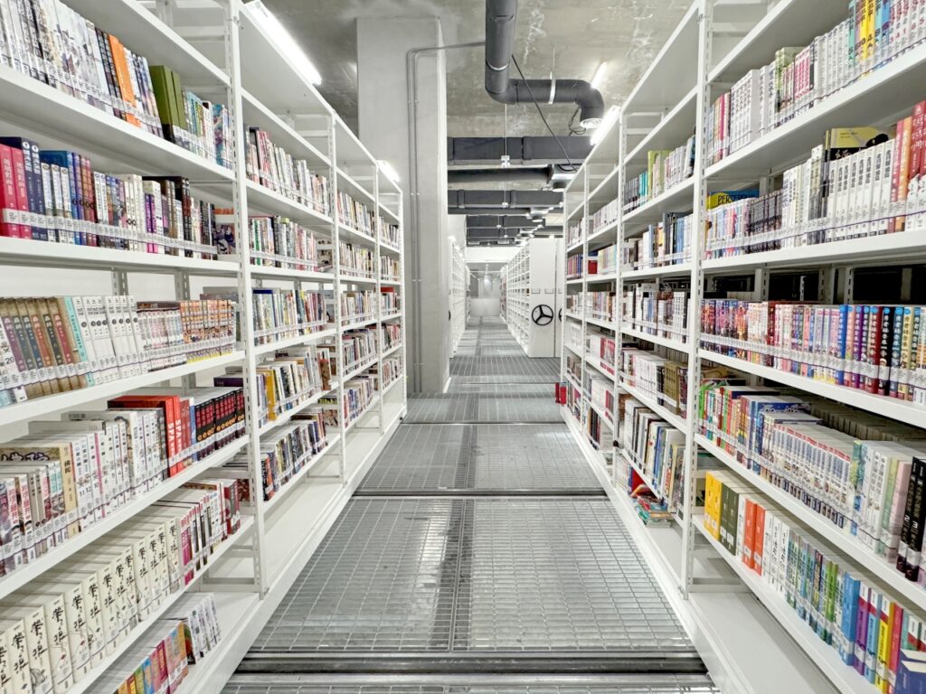 台中綠美圖「密集書庫」大揭密 46萬冊紙本藏書核心基地 34 %E4%B8%AD%E5%B8%82%E5%9C%96%E7%B8%BD%E9%A4%A8%E5%9C%B0%E4%B8%8B%E4%B8%80%E6%A8%93%E5%AF%86%E9%9B%86%E6%9B%B8%E5%BA%AB %E4%BD%9C%E7%82%BA%E5%90%84%E9%96%B1%E8%A6%BD%E5%8D%80%E7%9A%84%E5%9C%96%E6%9B%B8%E5%85%B8%E8%97%8F%E6%9A%A8%E9%81%8B%E8%BC%B8%E4%B8%AD%E5%BF%83
