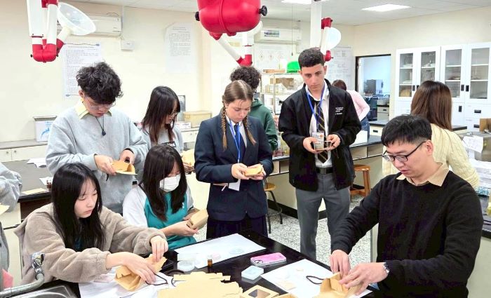 打造學生國際行動力 新北、昆士蘭STEAM交流9年不間斷 35 《圖說》新北高中聯手多校設計亮點STEAM課程,帶領澳洲學生從實作中探索科學與文化之美。〈教育局提供〉