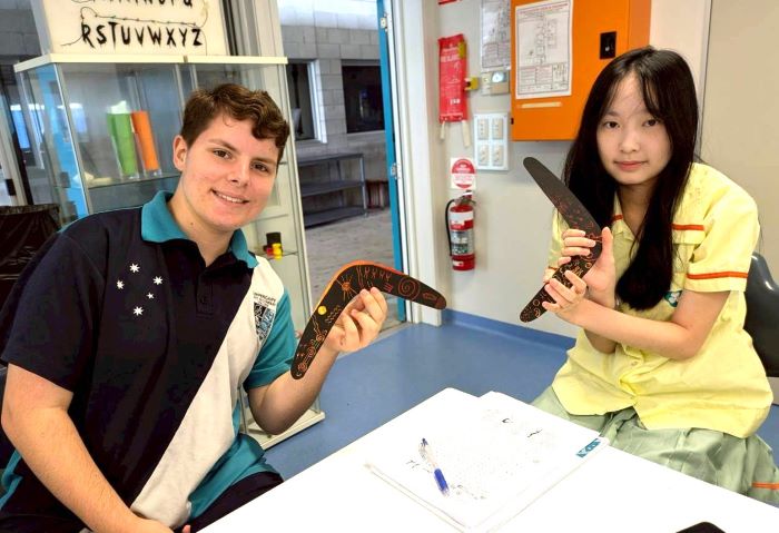 打造學生國際行動力 新北、昆士蘭STEAM交流9年不間斷 36 《圖說》今年10月由新北高中學生前往昆士蘭Burpengary State Secondary College,親手製作迴力鏢體驗STEAM課。〈教育局提供〉