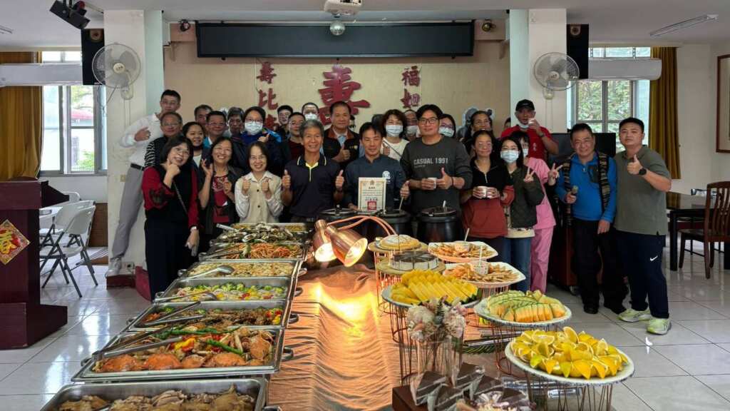 ▲彰化榮譽國民之家隆重舉辦「歲末年終職員工感恩茶會」,豐盛精緻的茶點盛宴,讓全體同仁在美食與歡笑中感受暖心氛圍。(圖/彰化榮家提供)