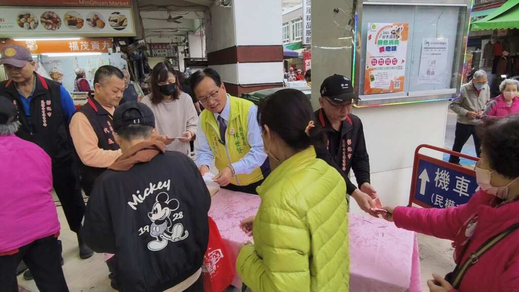 ▲彰化市4公有市場聯合促銷開跑,好康加倍券再抽人氣蔬菜造型娃娃。(記者林明佑攝)